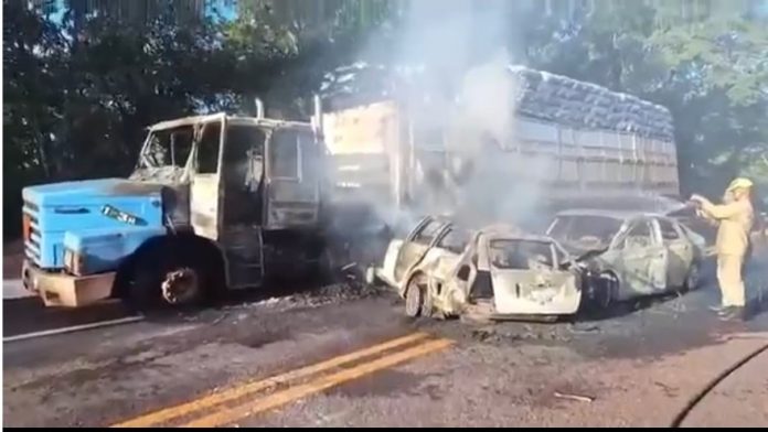 Acidente entre carreta e carros na BR-262/MS deixa 1 morto e 3 feridos, em Miranda Acidente entre carreta e carros na BR-262/MS deixa 1 morto e 3 feridos, em Miranda