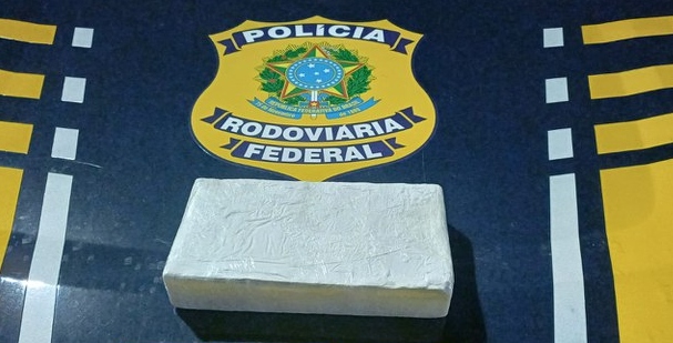 Mulher é presa com drogas em viagem de ônibus pela Via Dutra, em Resende (RJ) Mulher é presa com drogas em viagem de ônibus pela Via Dutra, em Resende (RJ)