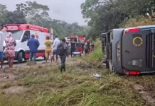Ônibus da Viação Jequié Cidade Sol tomba na BA-120 e três morrem Ônibus da Viação Jequié Cidade Sol tomba na BA-120 e três morrem