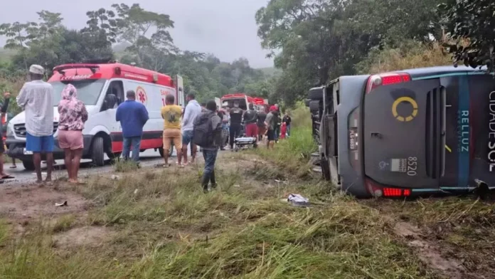 Ônibus da Viação Jequié Cidade Sol tomba na BA-120 e três morrem Ônibus da Viação Jequié Cidade Sol tomba na BA-120 e três morrem