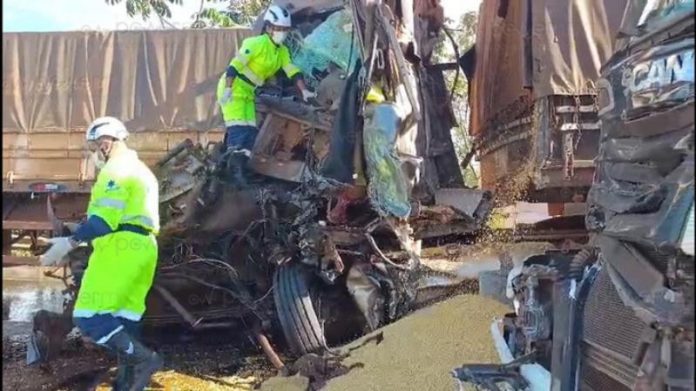 Caminhoneiro morre em colisão envolvendo seis carretas na BR-364/MT Caminhoneiro morre em colisão envolvendo seis carretas na BR-364/MT