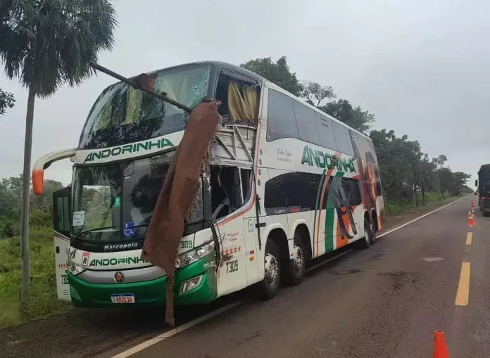 Ônibus da Andorinha se envolve em acidente com caminhão na BR-262/MS e 2 morrem Ônibus da Andorinha se envolve em acidente com caminhão na BR-262/MS e 2 morrem