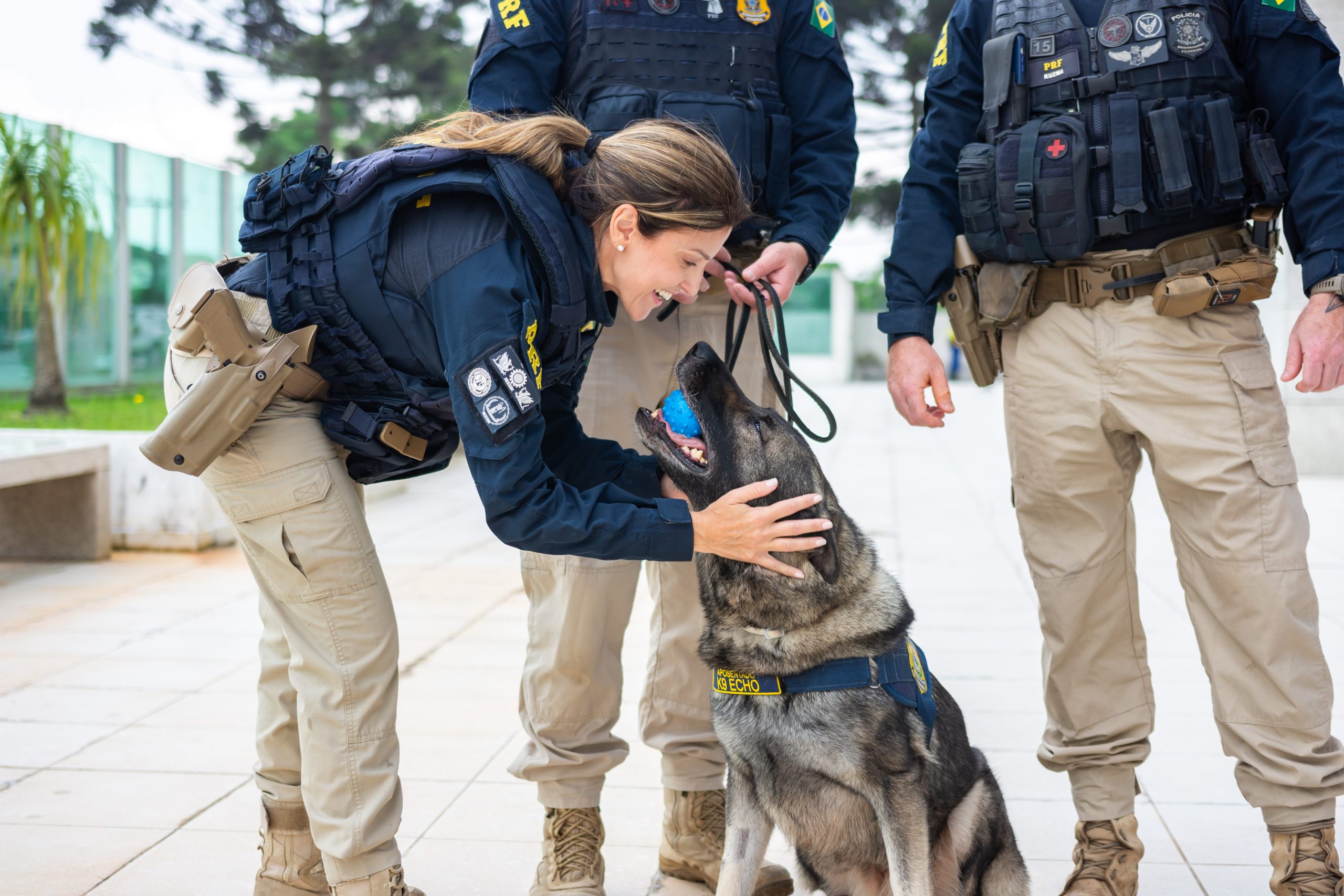 PRF feminina conclui curso de formação de oficiais na Polícia Nacional da França