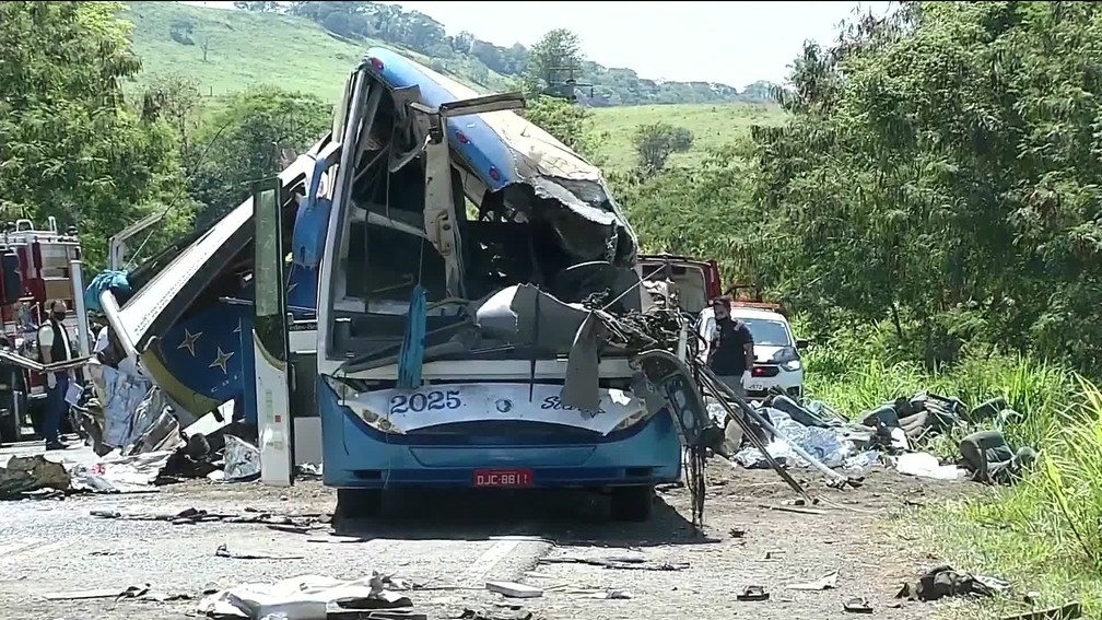 Colisão frontal de carro contra carreta na SP-249 deixa 3 mortos, em Taguaí