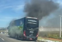 Incêndio em ônibus da Catedral na BR-153/GO deixa passageiros assustados, em Goiânia Incêndio em ônibus da Catedral na BR-153/GO deixa passageiros assustados, em Goiânia