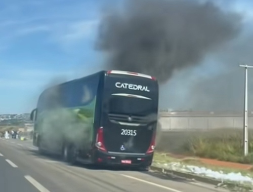 Incêndio em ônibus da Catedral na BR-153/GO deixa passageiros assustados, em Goiânia Incêndio em ônibus da Catedral na BR-153/GO deixa passageiros assustados, em Goiânia
