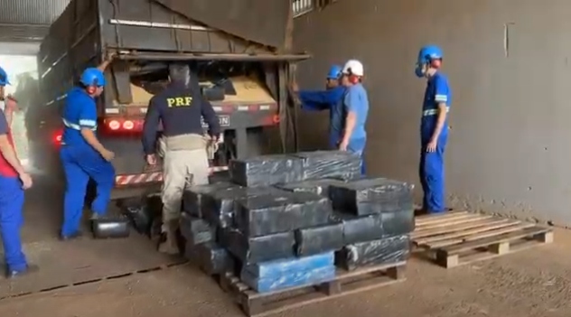 Caminhoneiro é preso na BR-163/PR transportando 7,5 toneladas de drogas Caminhoneiro é preso na BR-163/PR transportando 7,5 toneladas de drogas