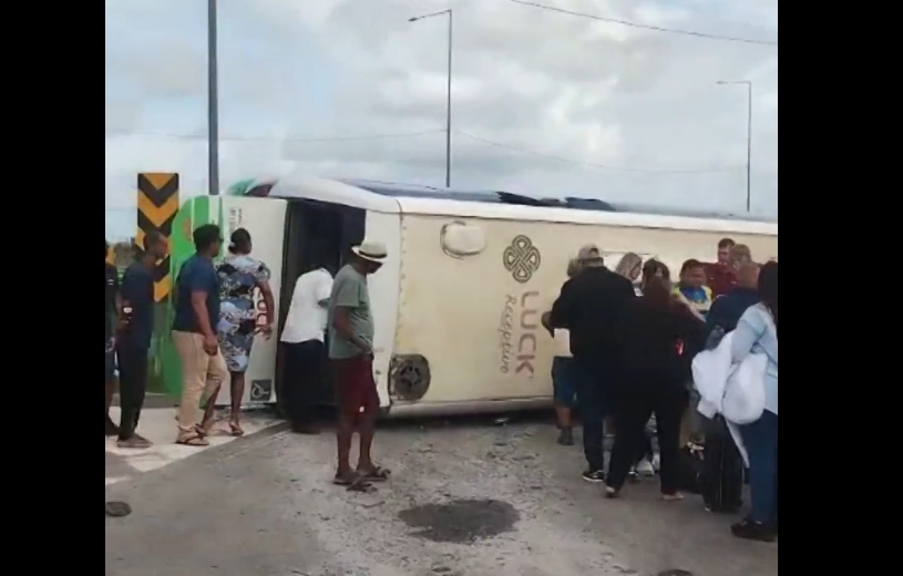 Micro-ônibus da Lucky Receptivo tomba na PE-009 e deixa feridos