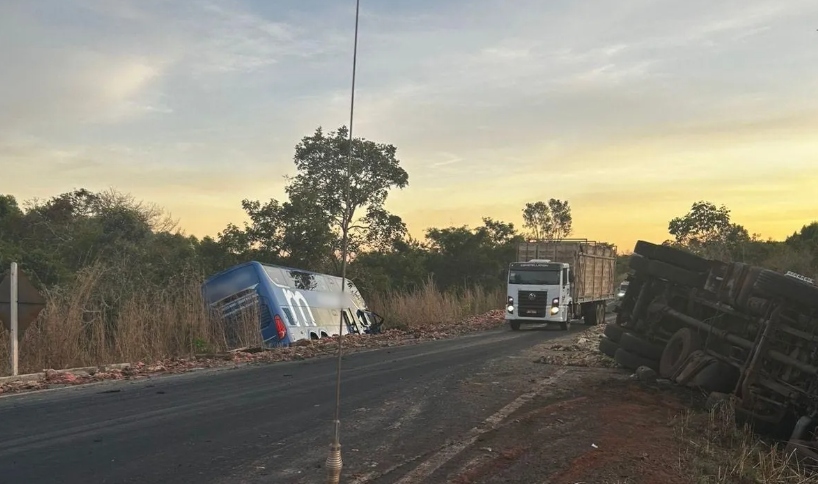 Ônibus da Real Maia com 15 multas por excesso de velocidade se envolve em acidente na TO-134