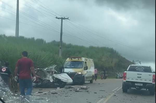 Acidente entre micro-ônibus e carro na AL-105 deixa 2 mortos, em Porto Calvo Acidente entre micro-ônibus e carro na AL-105 deixa 2 mortos, em Porto Calvo