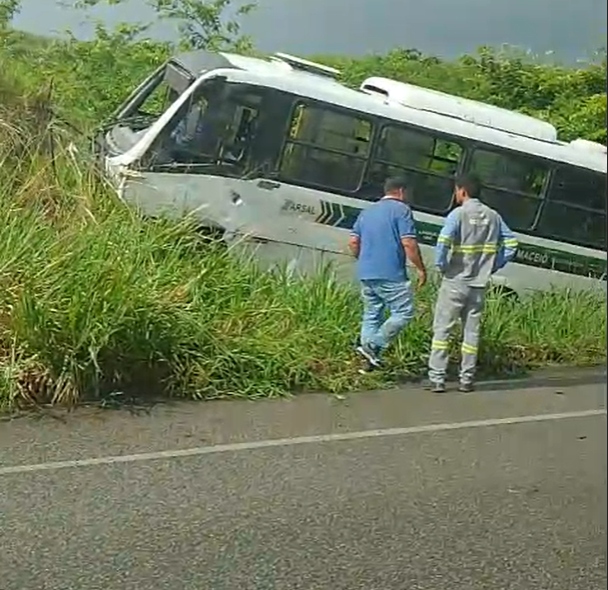 Acidente entre micro-ônibus e carro na AL-105 deixa 2 mortos, em Porto Calvo