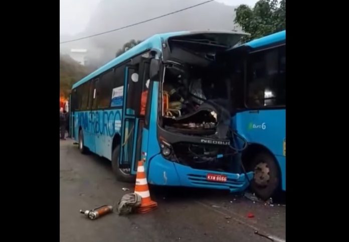 Colisão entre ônibus de Nova Friburgo deixa 1 morto e 30 feridos na RJ-150 Colisão entre ônibus de Nova Friburgo deixa 1 morto e 30 feridos na RJ-150