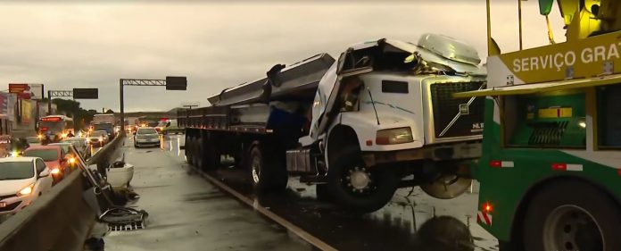 Carreta irregular se envolve em acidente na Via Dutra, no RJ, e caminhoneiro morre Carreta irregular se envolve em acidente na Via Dutra, no RJ, e caminhoneiro morre