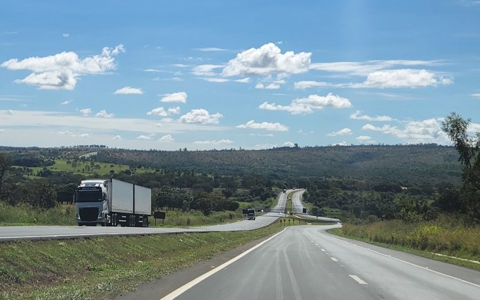 Tráfego de veículos pesados está restrito nas rodovias de MG no Corpus Christi Tráfego de veículos pesados está restrito nas rodovias de MG no Corpus Christi