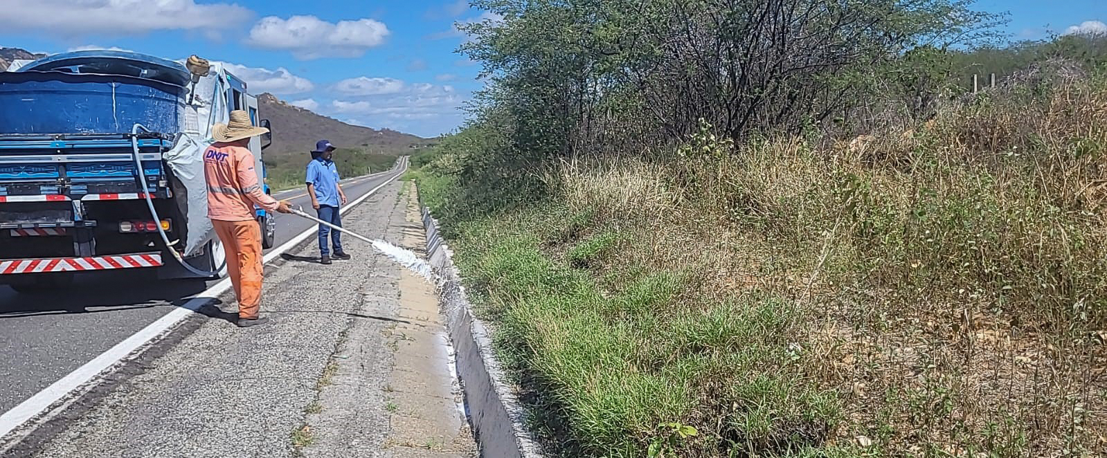 Serviços de pintura na BR-361, no sertão da Paraíba, exigem atenção redobrada