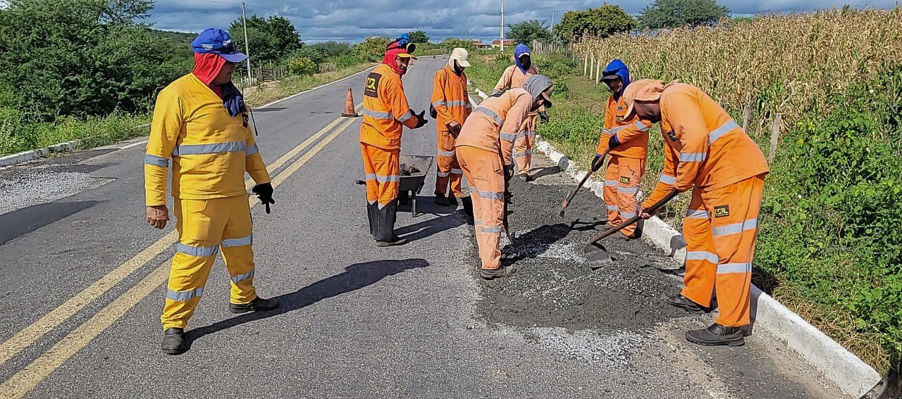 Serviços de pintura na BR-361, no sertão da Paraíba, exigem atenção redobrada