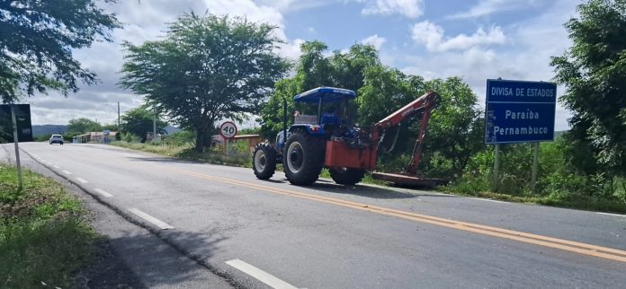 Serviços de pintura na BR-361, no sertão da Paraíba, exigem atenção redobrada Serviços de pintura na BR-361, no sertão da Paraíba, exigem atenção redobrada