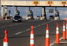 Usuários de rodovias paranaenses já pagam pedágios em 11 praças Usuários de rodovias paranaenses já pagam pedágios em 11 praças