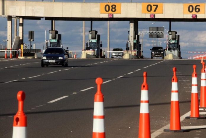 Usuários de rodovias paranaenses já pagam pedágios em 11 praças Usuários de rodovias paranaenses já pagam pedágios em 11 praças