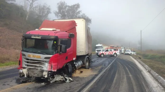 Grave acidente na BR-262/MG, entre carreta e carro deixa 4 mortos e interdita a rodovia