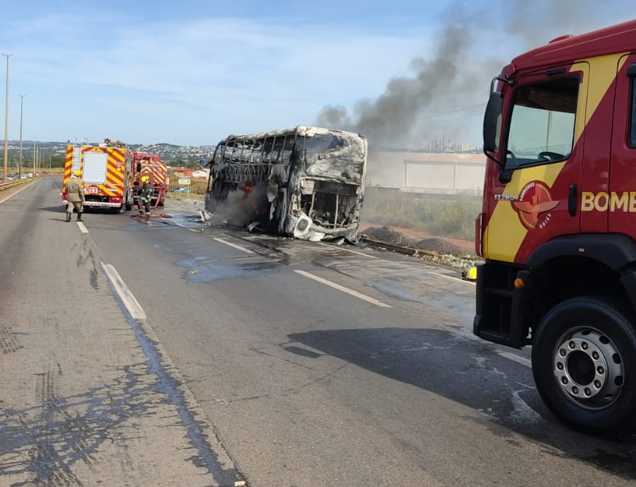 Incêndio em ônibus da Catedral na BR-153/GO deixa passageiros assustados, em Goiânia