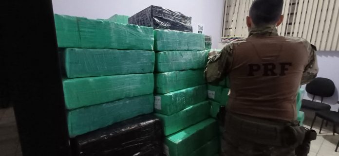 Carga de peixe "recheada" com 5 toneladas de maconha é apreendida na BR-116/SP Carga de peixe "recheada" com 5 toneladas de maconha é apreendida na BR-116/SP