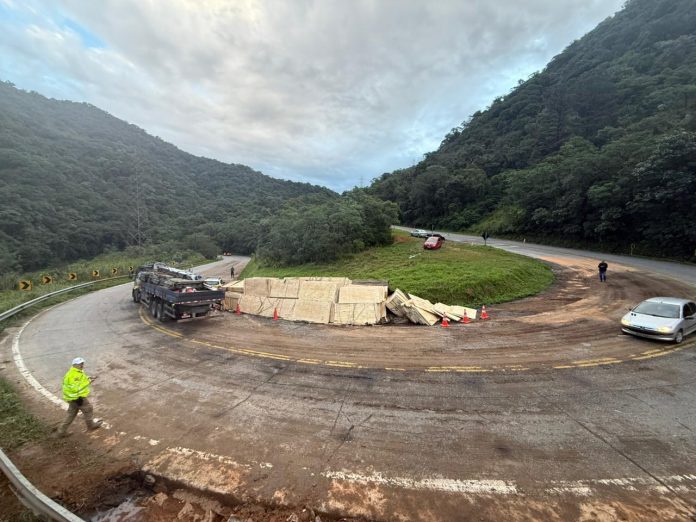 Caminhoneiro embriagado provoca acidente na SC-418, e é preso, em Joinville Caminhoneiro embriagado provoca acidente na SC-418, e é preso, em Joinville