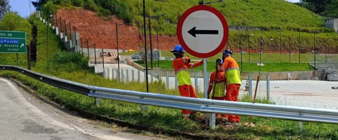 Concessionária paulista reforça sinalização com a implantação de 180 novas placas Concessionária paulista reforça sinalização com a implantação de 180 novas placas