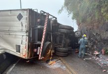 Tombamento de caminhão interdita Serra do Rio do Rastro na SC-390 VÍDEO: Tombamento de caminhão interdita Serra do Rio do Rastro na SC-390