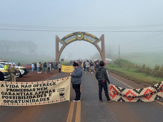 Manifestação de índios provoca interdição total da rodovia SC-155, em Abelardo Luz, na manhã e tarde desta segunda-feira (9). Manifestação de índios provoca interdição total da rodovia SC-155, em Abelardo Luz, na manhã e tarde desta segunda-feira (9).