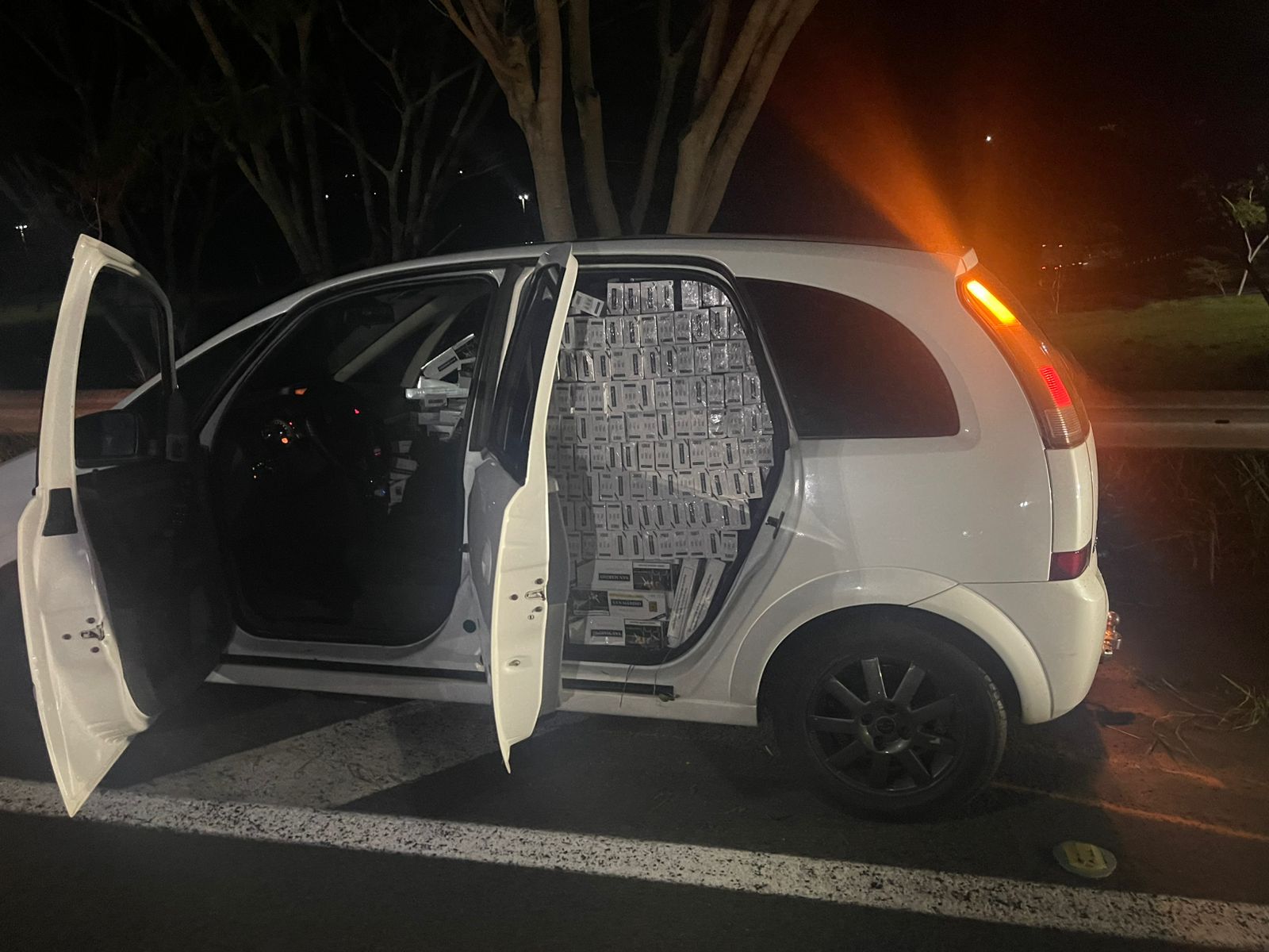 Carro é abandonado na SPA597/270 com 15 mil maços de cigarro