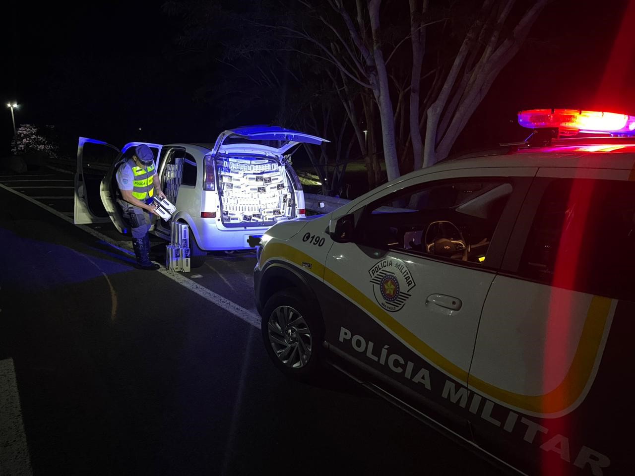 Carro é abandonado na SPA597/270 com 15 mil maços de cigarro