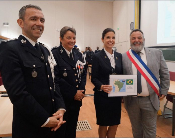 PRF feminina conclui curso de formação de oficiais na Polícia Nacional da França