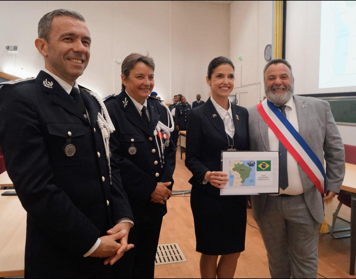 PRF feminina conclui curso de formação de oficiais na Polícia Nacional da França