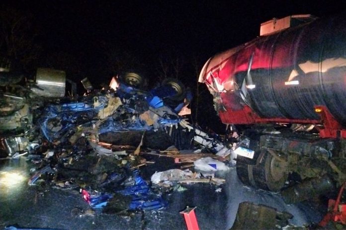 Caminhoneiros morrem em grave acidente na BR-153/SC, em Irani Caminhoneiros morrem em grave acidente na BR-153/SC, em Irani