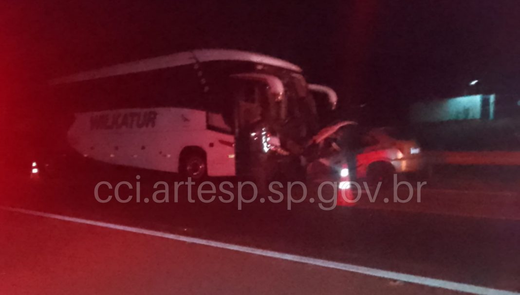 Ônibus irregular bate de frente em carro na contramão da SP-300 e motorista morre Ônibus irregular bate de frente em carro na contramão da SP-300 e motorista morre