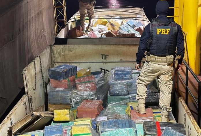Caminhoneiro é preso com mais de 17 toneladas de maconha na BR-163/PR Caminhoneiro é preso com mais de 17 toneladas de maconha na BR-163/PR