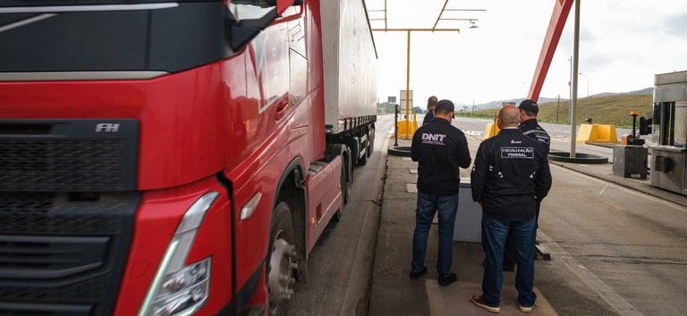 ANTT rescinde concessão da Rodovia do Aço (BR-393/RJ) e usuários 'ficam na mão' sem auxílio em situação de emergência.