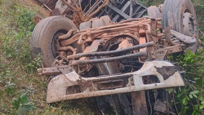 Caminhoneiro fica gravemente ferido em acidente na 'curva da morte' na BR-354/MG Caminhoneiro fica gravemente ferido em acidente na 'curva da morte' na BR-354/MG