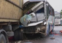 Ônibus bate em carreta parada na BR-230/PB e deixa 1 morto e vários feridos Ônibus bate em carreta parada na BR-230/PB e deixa 1 morto e vários feridos