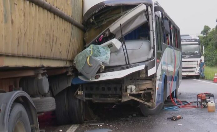 Ônibus bate em carreta parada na BR-230/PB e deixa 1 morto e vários feridos Ônibus bate em carreta parada na BR-230/PB e deixa 1 morto e vários feridos