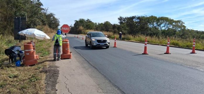 Obras de pavimentação na rodovia BR-262/MG exigem atenção dos usuários Obras de pavimentação na rodovia BR-262/MG exigem atenção dos usuários