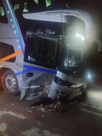 Acidente entre ônibus e carro na BR-470/SC deixa homem ferido Acidente entre ônibus e carro na BR-470/SC deixa homem ferido