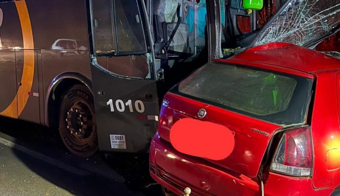 Acidente de ônibus contra carro na PR-466 mata filha e deixa mãe ferida Acidente de ônibus contra carro na PR-466 mata filha e deixa mãe ferida