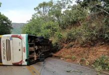 Ônibus da Roderotas tomba na MG-188 e deixa dois feridos, em Vazante Ônibus da Roderotas tomba na MG-188 e deixa dois feridos, em Vazante