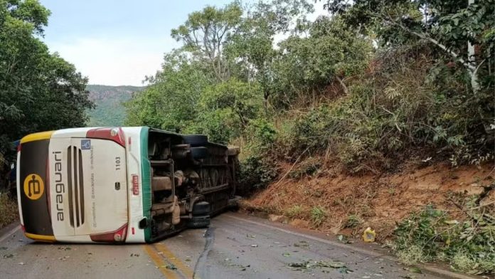 Ônibus da Roderotas tomba na MG-188 e deixa dois feridos, em Vazante Ônibus da Roderotas tomba na MG-188 e deixa dois feridos, em Vazante