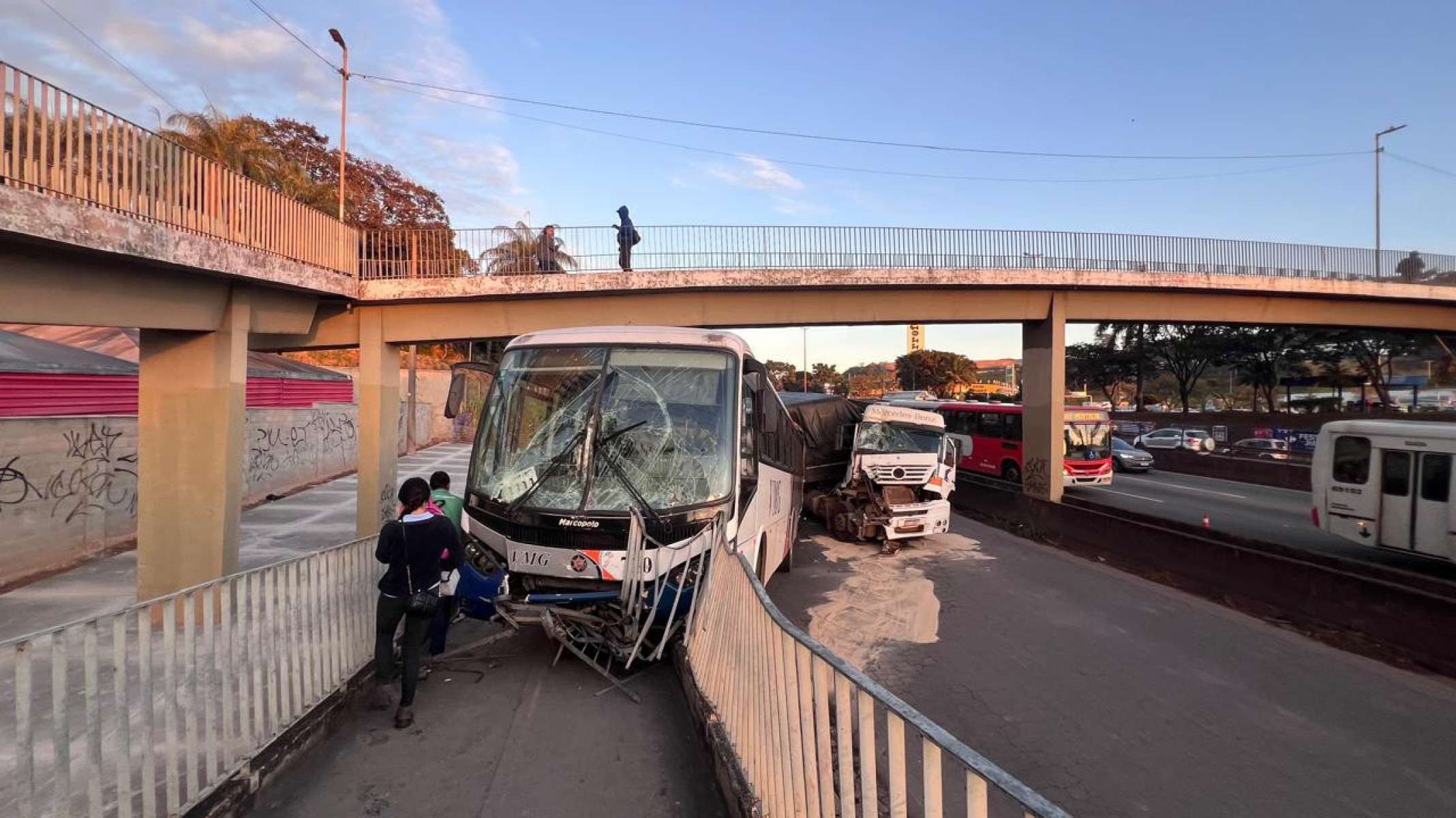 Carreta bate em ônibus na Fernão Dias e deixa motorista ferido, em Contagem (MG)