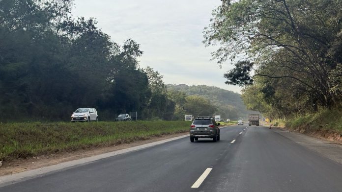 Rodovia MG-424 recebe nova sinalização horizontal, na Região Metropolitana de Belo Horizonte (RMBH), nesta semana. Rodovia MG-424 recebe nova sinalização horizontal, na Região Metropolitana de Belo Horizonte (RMBH), nesta semana.