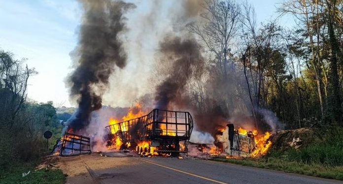 Carretas pegam fogo na BR-174/RO, interditam a via e deixam um morto Carretas pegam fogo na BR-174/RO, interditam a via e deixam um morto