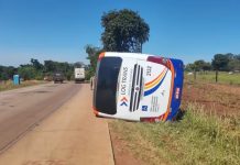 Ônibus tomba na BR-364/MT e deixa quatro pessoas feridas, em Jaciara Ônibus tomba na BR-364/MT e deixa quatro pessoas feridas, em Jaciara